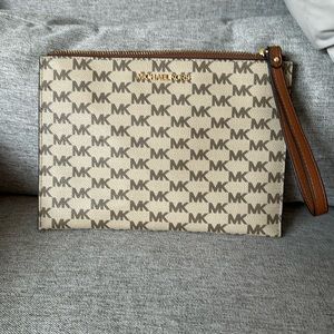 Michael Kors Jet Set Wristlet